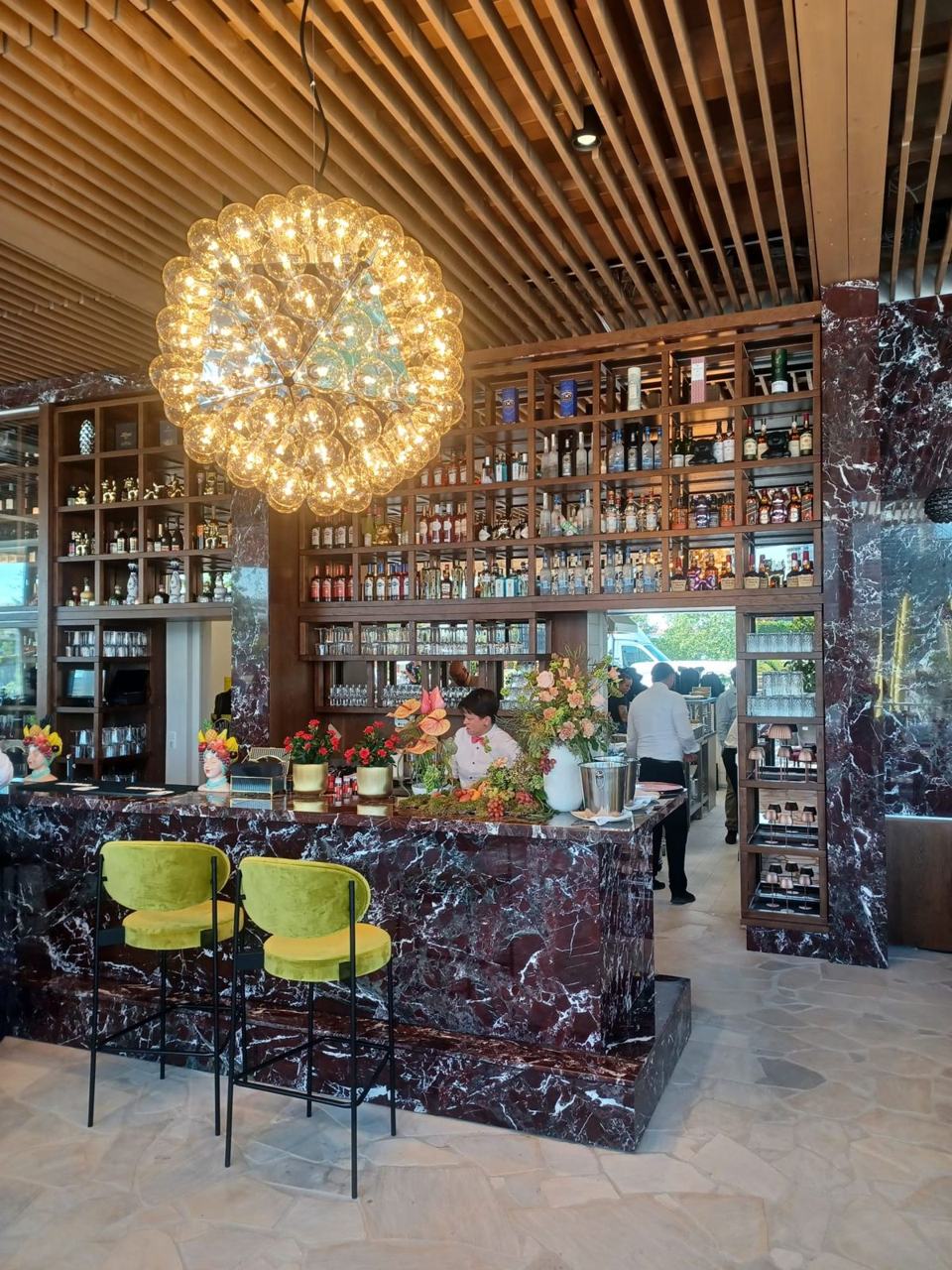 Bar mit Marmor und Messing