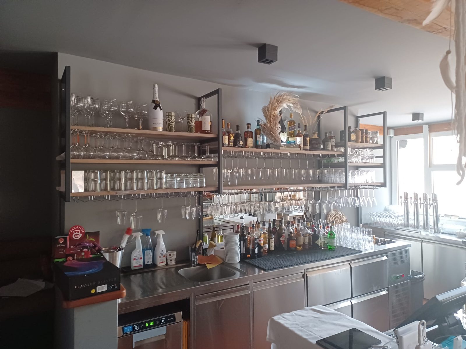 Barrückwand mit Regalen