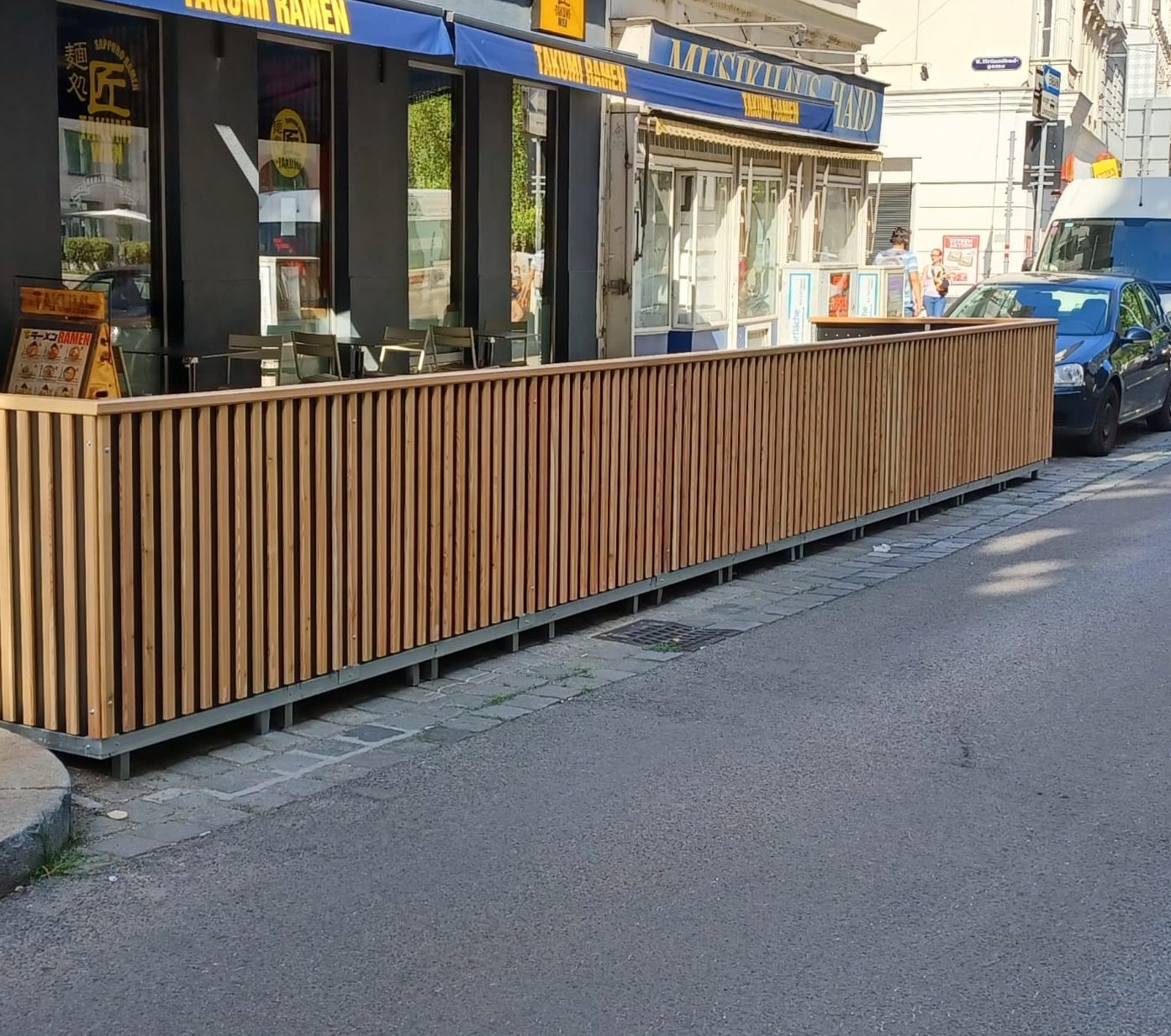 Schanigarten mit Holzlamellen-Einfassung