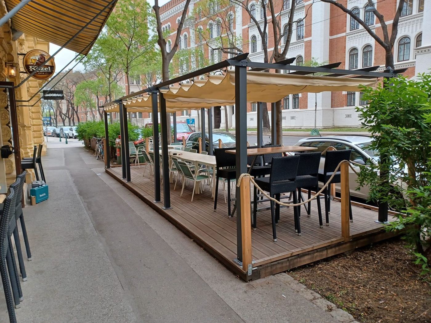 Überdachter Schanigarten mit Holzpodest